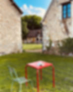 Coin lecture donnant sur la cour et la campagne environnante