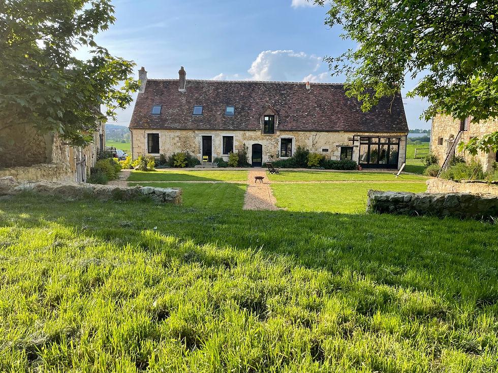 La maison vue de la cour de la ferme