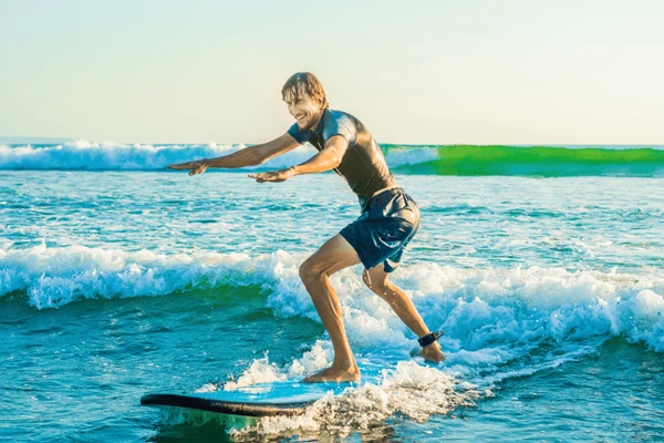 Where do I go surfing as a beginner? Hopefully this article will help you find the perfect beach to kickstart your love of surfing.