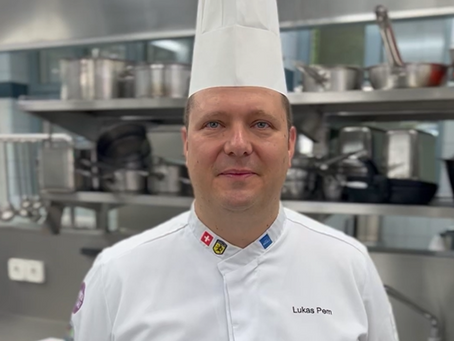 Im üK-Zentrum für Küchenberufe des Kantons Schaffhausen, wird neu mit nativem Olivenöl extra frittiert. Kursleiter Lukas Pem im Interview.