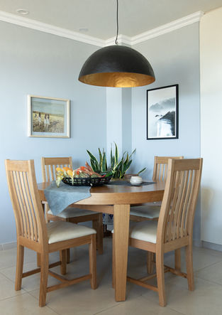 ein Esstisch mit einer Obstschale darauf