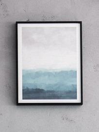 An einer Wand hängt ein Gemälde in einem schwarzen Rahmen.