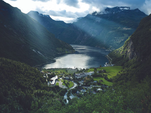 Geiranger ViewpointErect-crested penguin 