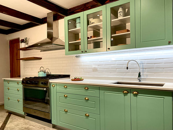 Diseño de Cocina Vintage. Muebles de cocina. Cocina verde. Cocina verde agua. Tirador bronce vintage. Iluminación para cocinas. Christian Erdmann Design Studio.