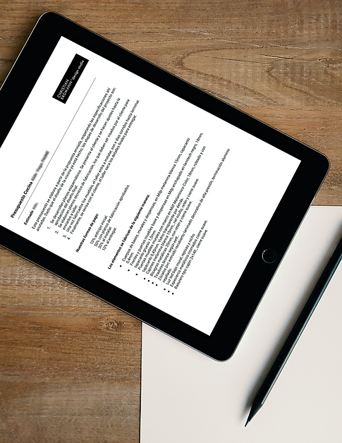 iPad with a piece of paper and a pencil on the wooden desk_PRESUPUESTO.png