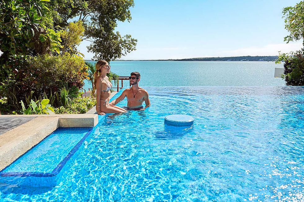 Primer plano de una bañera de hidromasaje con vista a la laguna de Bacalar