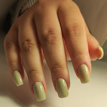 Средно дълги нокти в маслинено зелен цвят от Neda Art Nails, София.