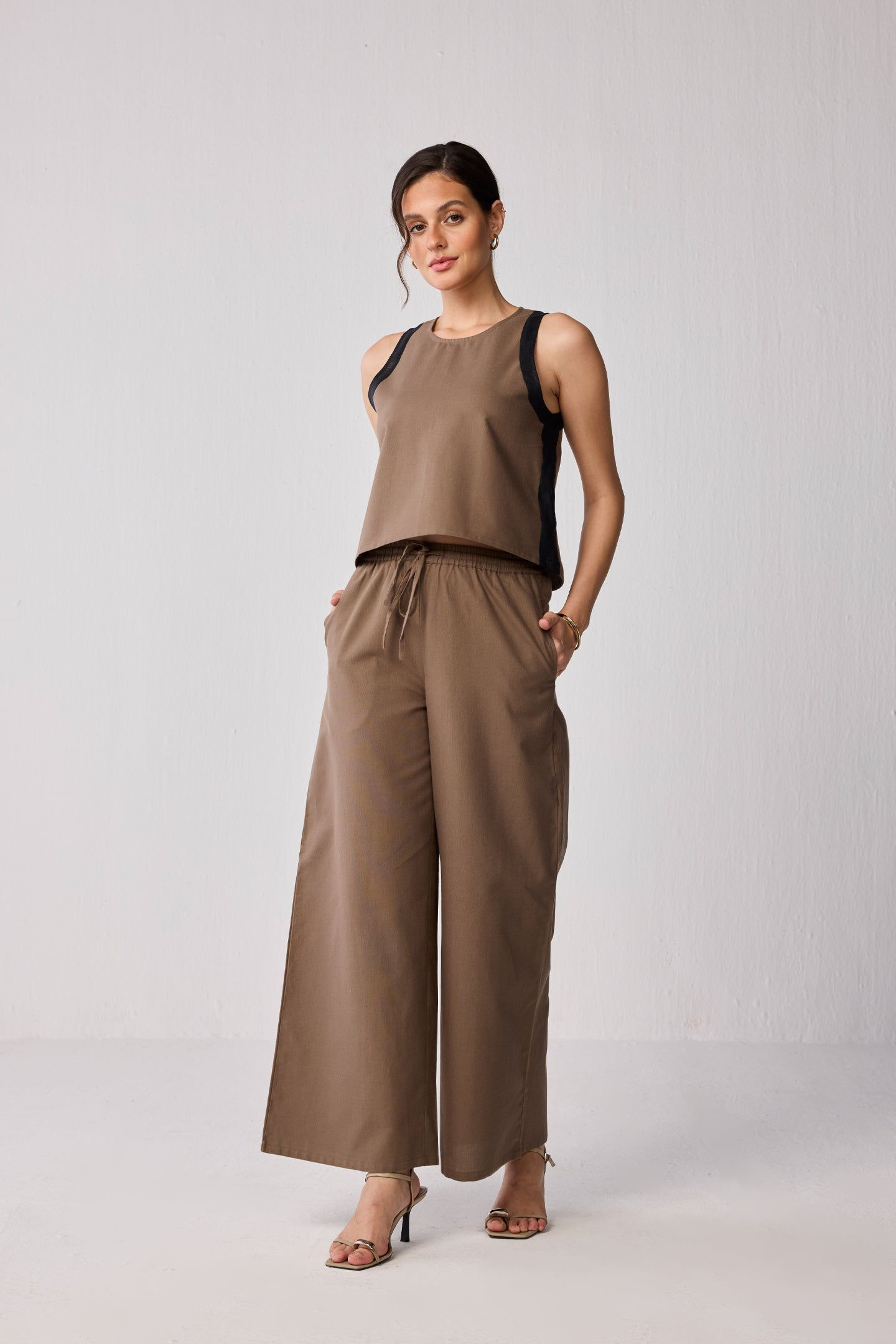 Matching Set with Wide-leg Pants and Colorblock Top in Brown