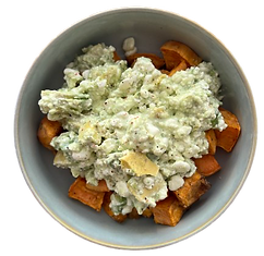 Foto von Nährstoffreichen Süßkartoffel Würfeln mit Avocado-Hüttenkäse Dip. Proteinreich und lecker.