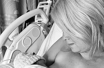 Femme qui a accouché et observe son bébé dans ses bras