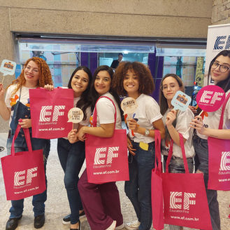 Inglês na ponta da língua: EF English Live ajuda jovens a manter rotina de estudos