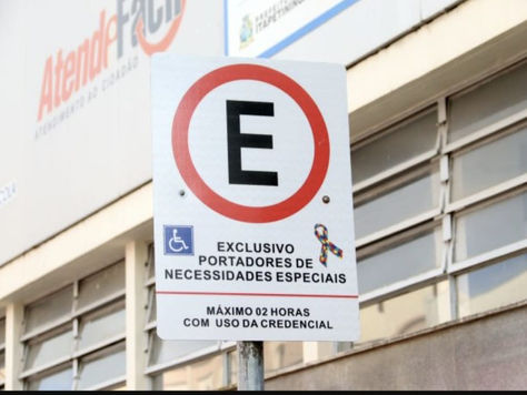 Inclusão do símbolo do autismo em placas de vagas preferenciais não está sendo cumprida.