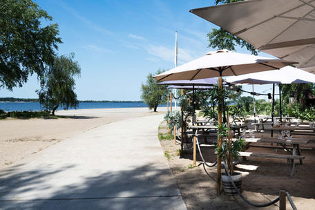 Stukje terras naast wandelpad en strand