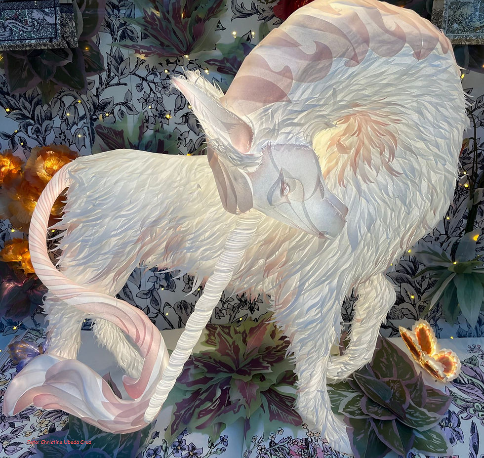 zart leuchtendes Einhorn in einem Schaufenster