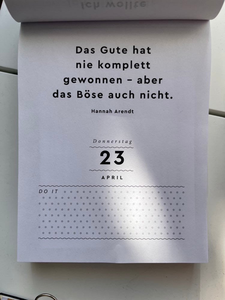 Kalenderblatt mit der Aufschrift: Das Gute hat nie komplett gewonnen - aber das Böse auch nicht. Hannah Arendt