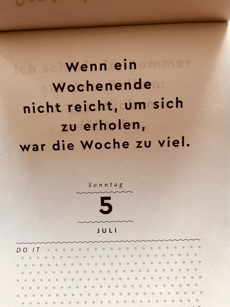 Kalenderblatt mit der Aufschrift: Wenn ein Wochenende nicht reicht, um sich zu erholen, war die Woche zu viel.