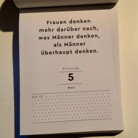 Kalenderblatt mit der Aufschrift: Frauen denken mehr darüber nach, was Männer denken, als Männer