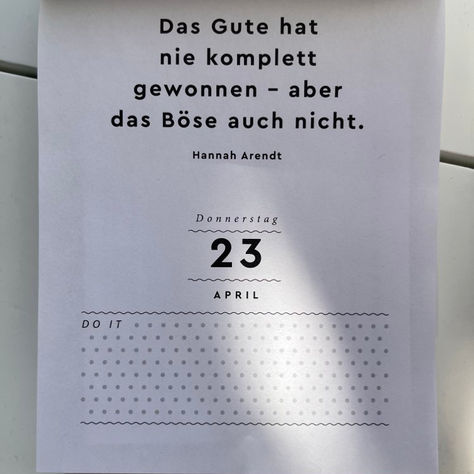 Kalenerblatt mit der Aufschrift: Das Gute hat nie komplett gewonnen - aber das Böse auch nicht. Hannah Arendt