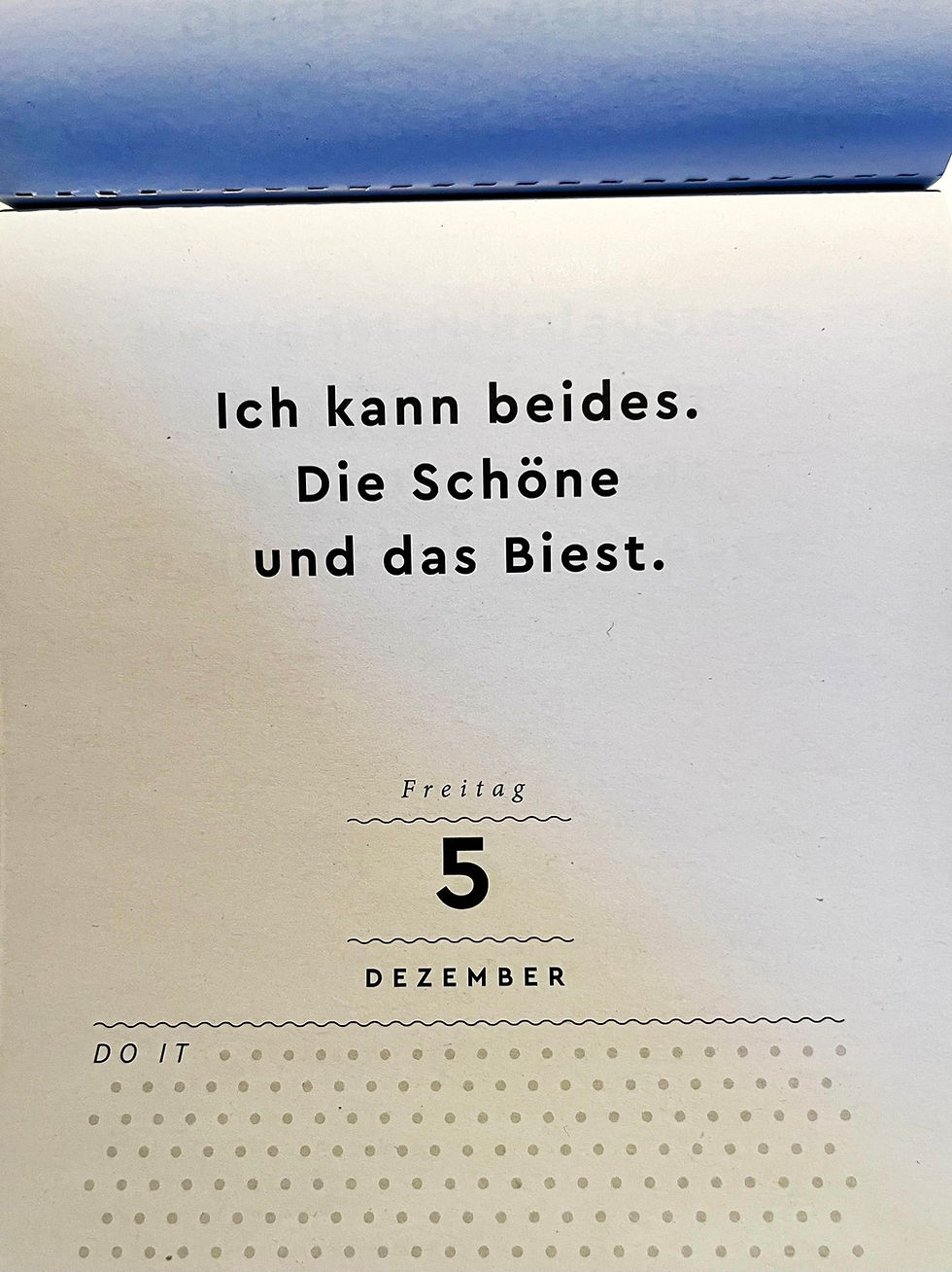 Kalenderblatt mit der Aufschrift: Ich kann beides. DIe Schöne und das Biest.