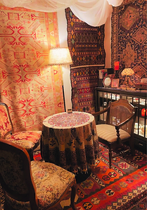 アラシの占いサロン（恵比寿）の店内写真、ペルシャ絨毯やクリスタルグラスの照明が彩るアンティーク調の鑑定ルーム全体を紹介