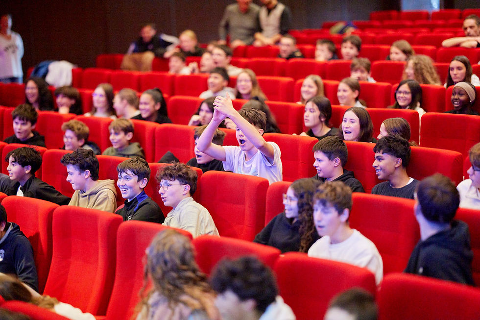 Jeune qui applaudit lors de l'action l'industrie fait son cinéma
