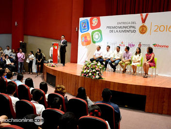 INCENTIVAN A MOCHITENSES CON PREMIO DE LA JUVENTUD