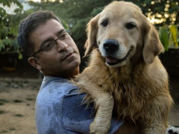 La historia del hombre que adoptó a 735 perros callejeros