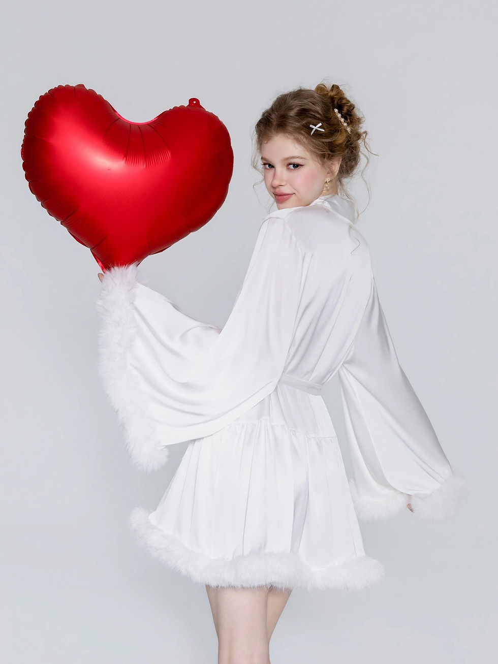 ภาพขนาดย่อ: feather-cuff satin lounge robe black and white