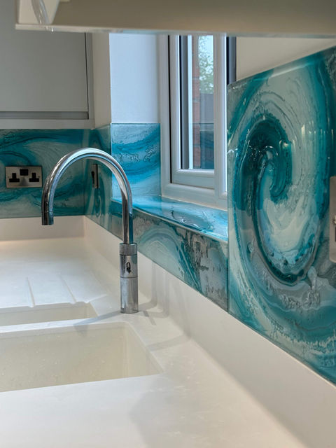 Navigante: Fused Glass Splashback in Blue, White and Silver
