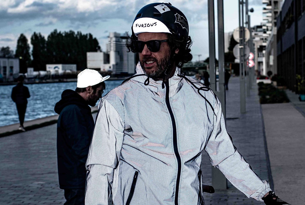 Des casquettes et une veste réfléchissantes