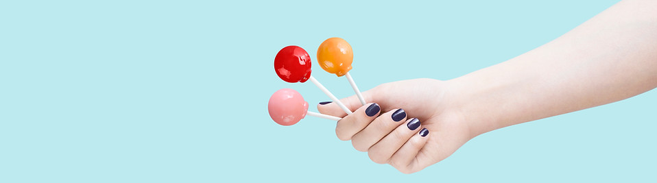 sosteniendo lolipops