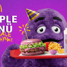 Grimace steht im Mittelpunkt der neuen McDonald’s-Kampagne und präsentiert das „Purple Menü“ inklusive Grimace-Shake. (Foto: © McDonald’s Deutschland)