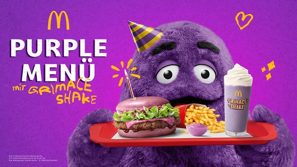 Grimace steht im Mittelpunkt der neuen McDonald’s-Kampagne und präsentiert das „Purple Menü“ inklusive Grimace-Shake. (Foto: © McDonald’s Deutschland)