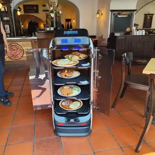 2 Jahre Serviceroboter im Restaurant Babicka: Wenn Technik dem Service Flügel verleiht