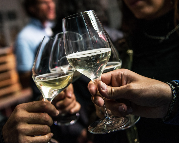Prickelnder Filmgenuss: Prosecco-Nächte bei den Filmnächten am Elbufer