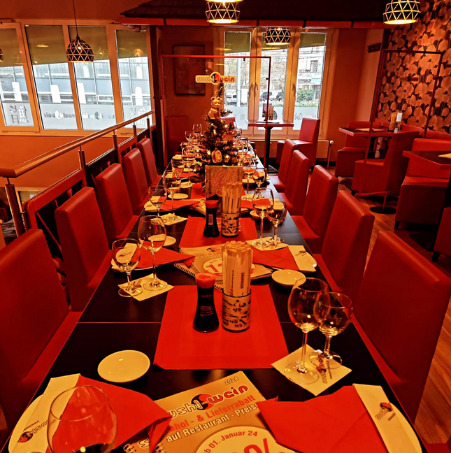 Weihnachtlich gedeckter Tisch bei Sushi & Wein