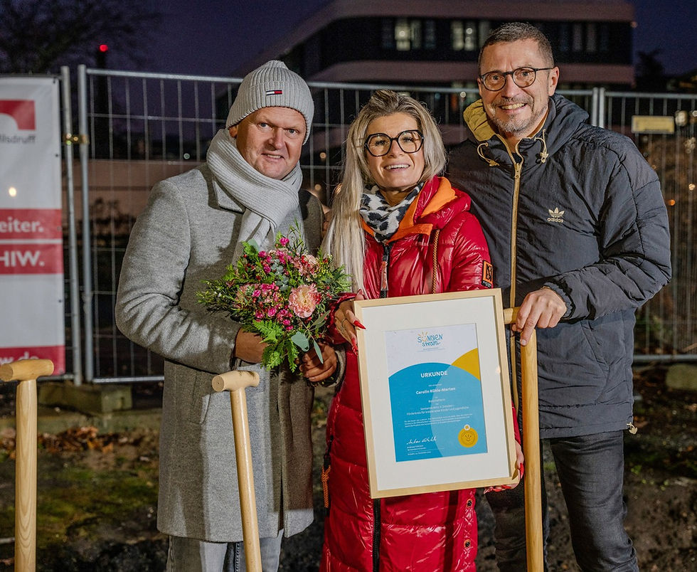 Luisenhof Chef Carsten Rühle mit seiner Frau Carolin Rühle-Marten, die Botschafterin des Sonnenstrahl e.V. und Falk Noack GF Sonnenstrahl e.V. Foto: Michael Kretzschmar (v.li.)