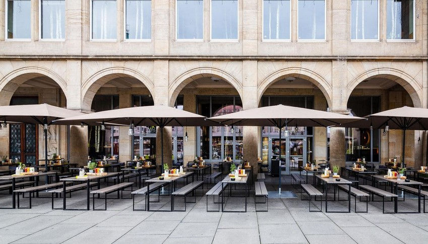 Der großzügige Außenbereich am Dresdner Altmarkt. © Hans im Glück/PR