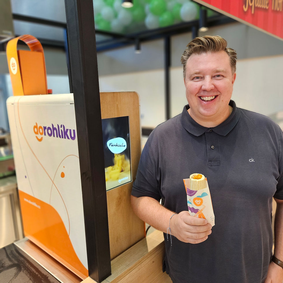 Inhaber Josev Micek an seinem neuen Bistro "Palatschinka"