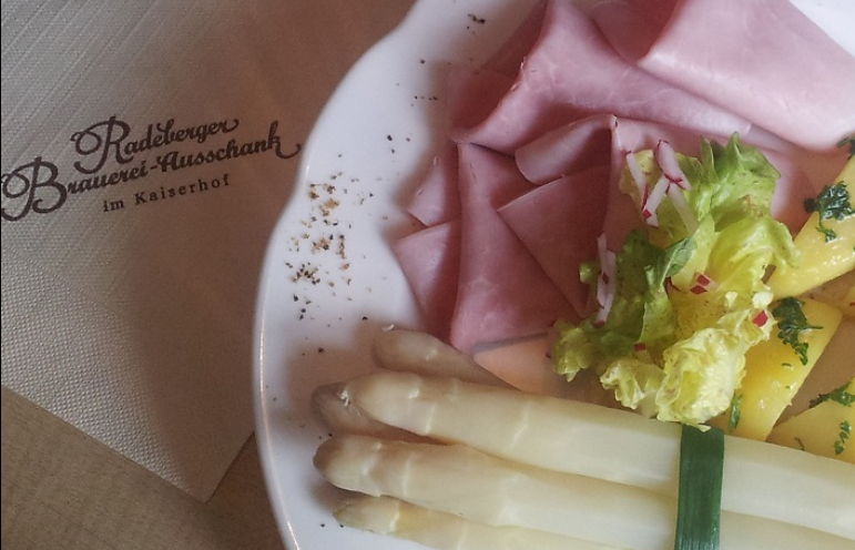 Spargelgenuss im Kaiserhof mit Kochschinken