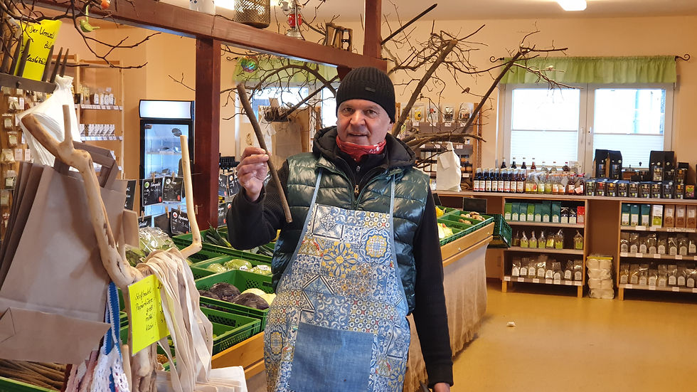 Kai im Hofladen von Robert Rüdiger mit frischer Schwarzwurzel