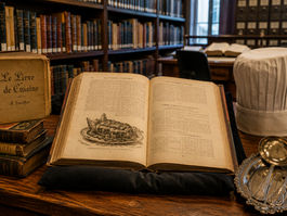 Historisches Kochbuch in warmem Leseraum