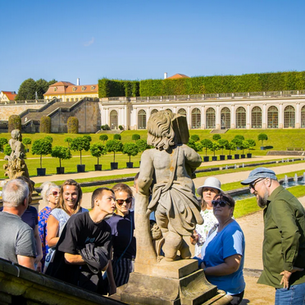 Die Sandsteinskulpturen des Barockgartens Großsedlitz zeigen meisterhafte Bildhauerkunst.