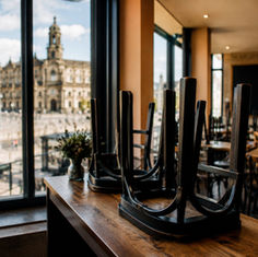 Leeres Café mit Blick auf die Stadt