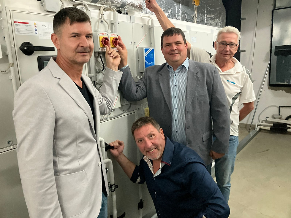 v.l.n.r. Radeberger-Biertheater-Geschäftsführer Jens Richter (51), Künstler-Koordinator Thomas Böttcher (59), Radebergs Oberbürgermeister Frank Höhme (48) und Andreas Krohn (54) von der etna GmbH bei der offiziellen Inbetriebnahme der Klimaanlage