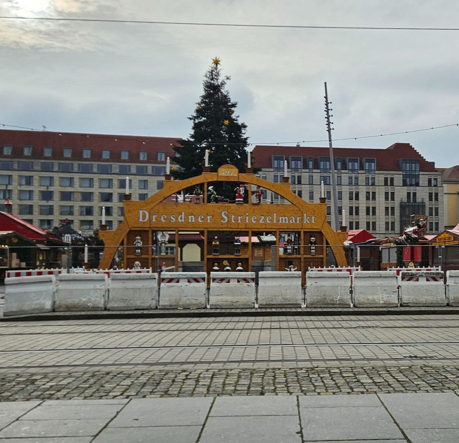 Zwischen Lichterglanz und Betonpollern â was ist eigentlich aus unserem âunbeschwerten WeihnachtsgefĂŒhlâ geworden?