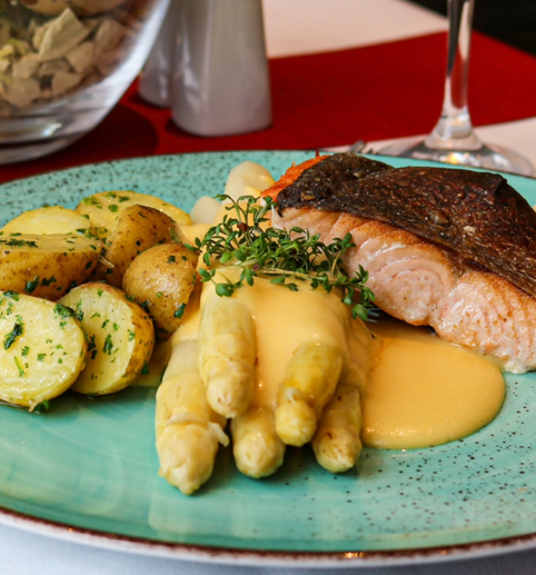 Spargel mit Lachs und Bratkartoffel an Sauce Hollandaise