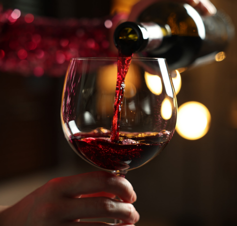 Rotwein fließt in ein Weinglas