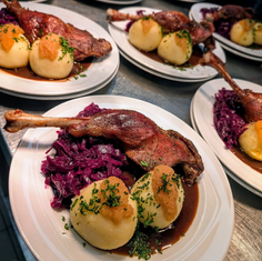 Knusprige Gänsekeule mit hausgemachtem Apfel-Rotkraut und Klößen