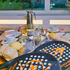 Zwei Personen mit Sportzeug beim Frühstück im Timmermanns